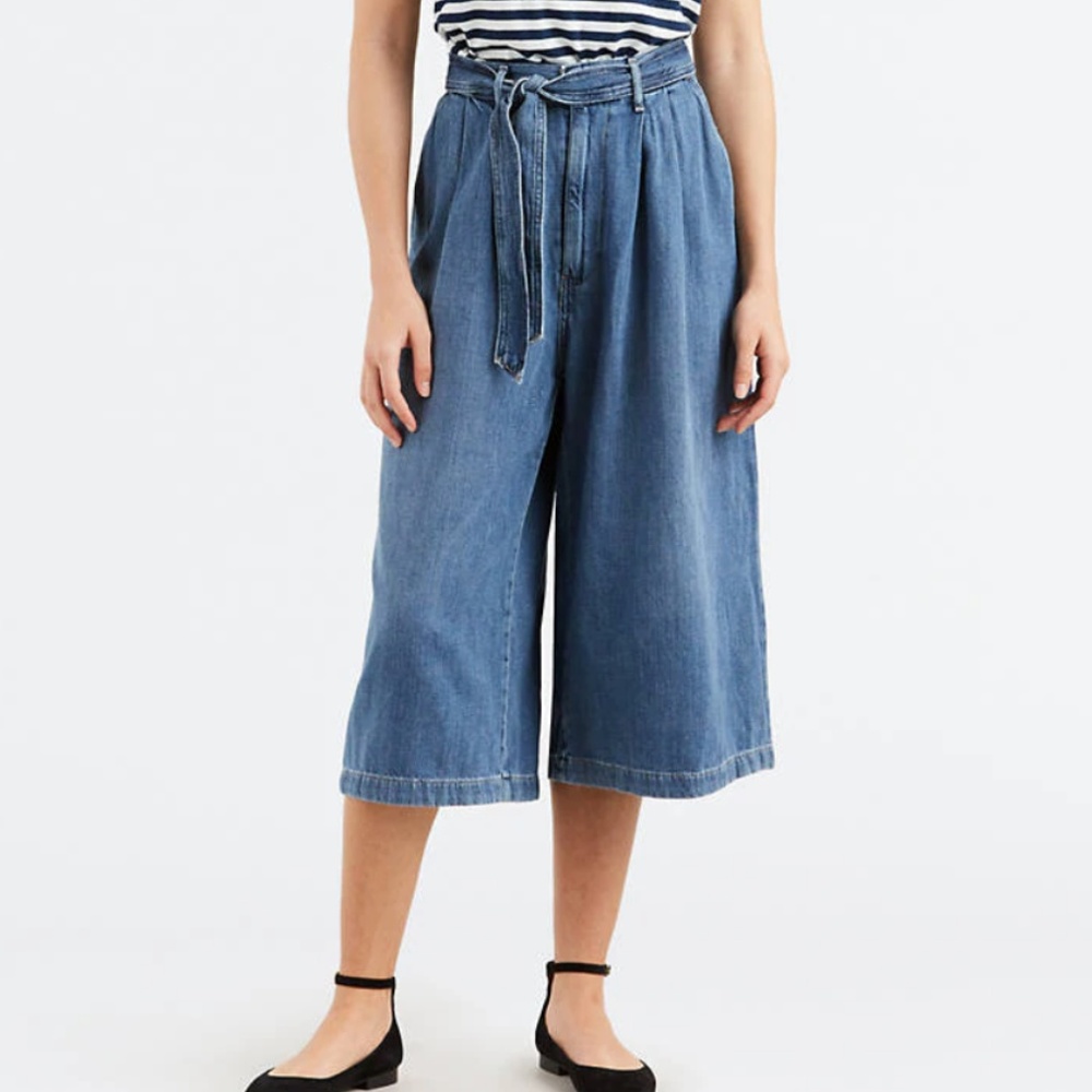 Levi's Women's Pleated Belted Crop Wide Leg Jeans